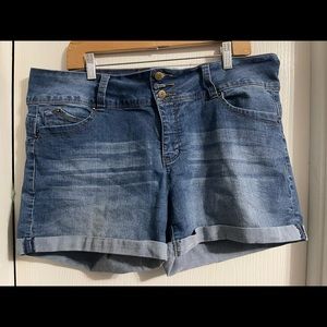 Royalty for me ! Wanna Betta butt!  Jean shorts